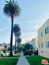 1833 Normandie Ave in Los Angeles, CA - Foto de edificio - Building Photo