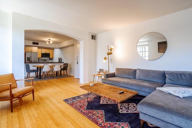 740 N Kings Rd, Unit 318