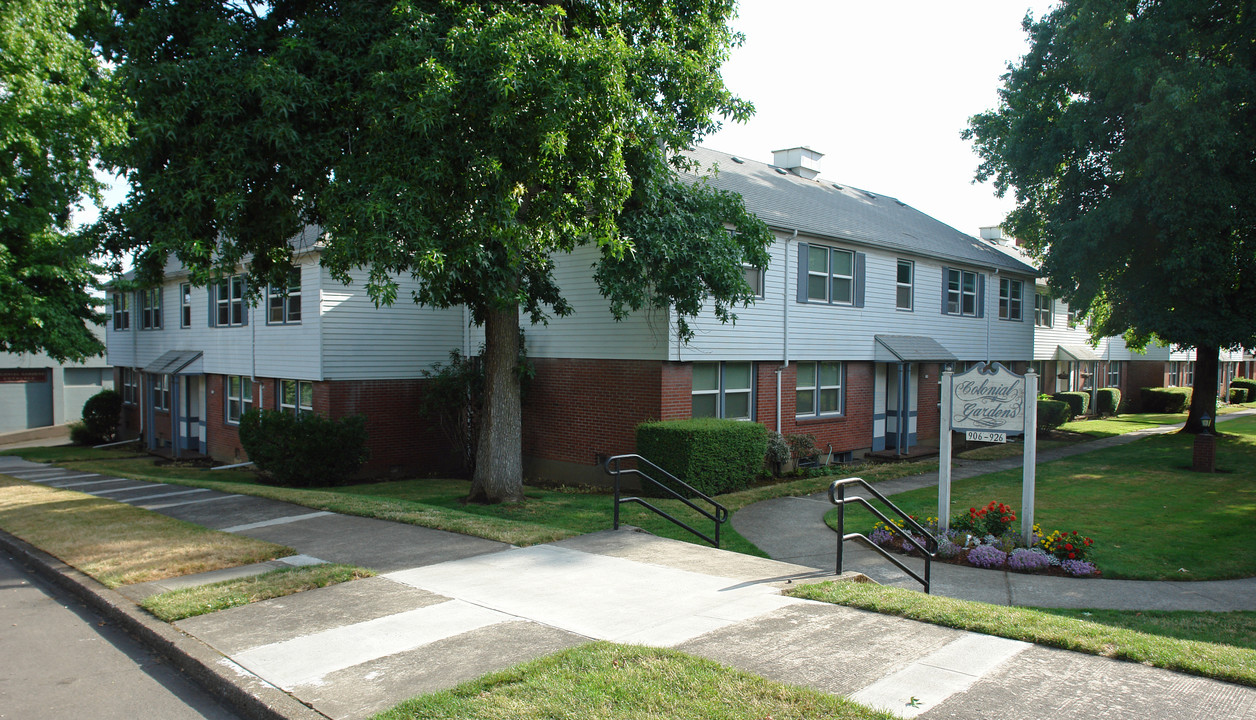 Colonial Gardens Apartments in Portland, OR - Foto de edificio