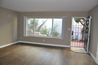 Rosecrans in San Diego, CA - Building Photo - Interior Photo