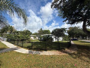1005 NW 123rd St in North Miami, FL - Building Photo - Building Photo