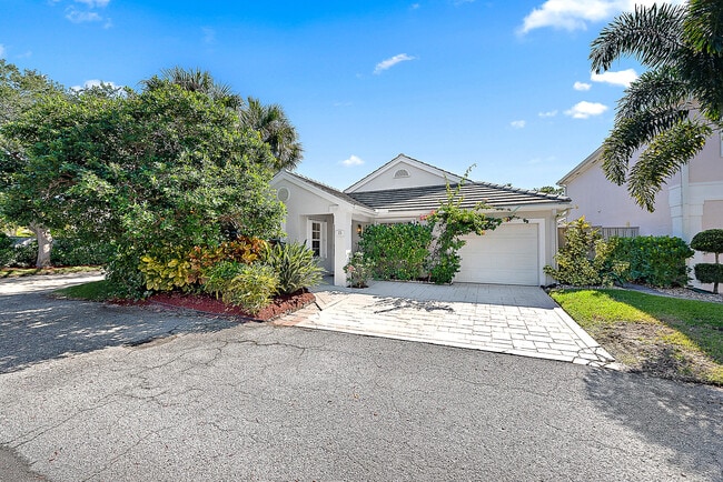 15 Commodore Pl in Palm Beach Gardens, FL - Building Photo - Building Photo