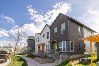 Overlook and Burdette + Wade in Omaha, NE - Building Photo - Building Photo