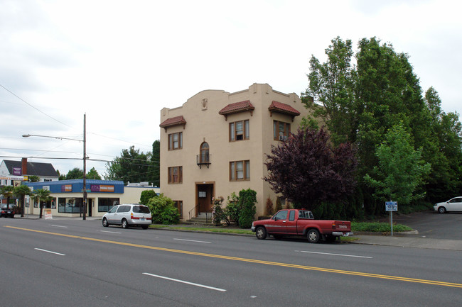 2634 NE Broadway St in Portland, OR - Building Photo - Building Photo