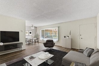 Warwick Square in Santa Ana, CA - Building Photo - Building Photo
