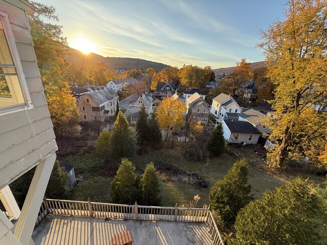 77 Yale St in North Adams, MA - Foto de edificio - Building Photo