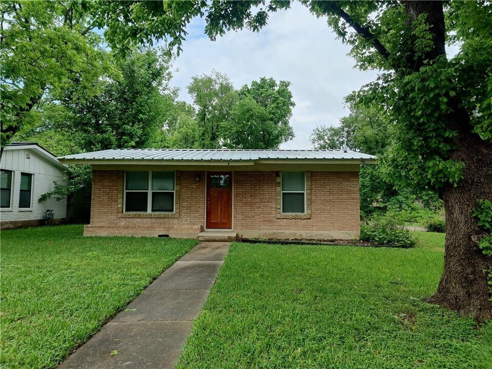 300 Wilmes Dr in Austin, TX - Building Photo