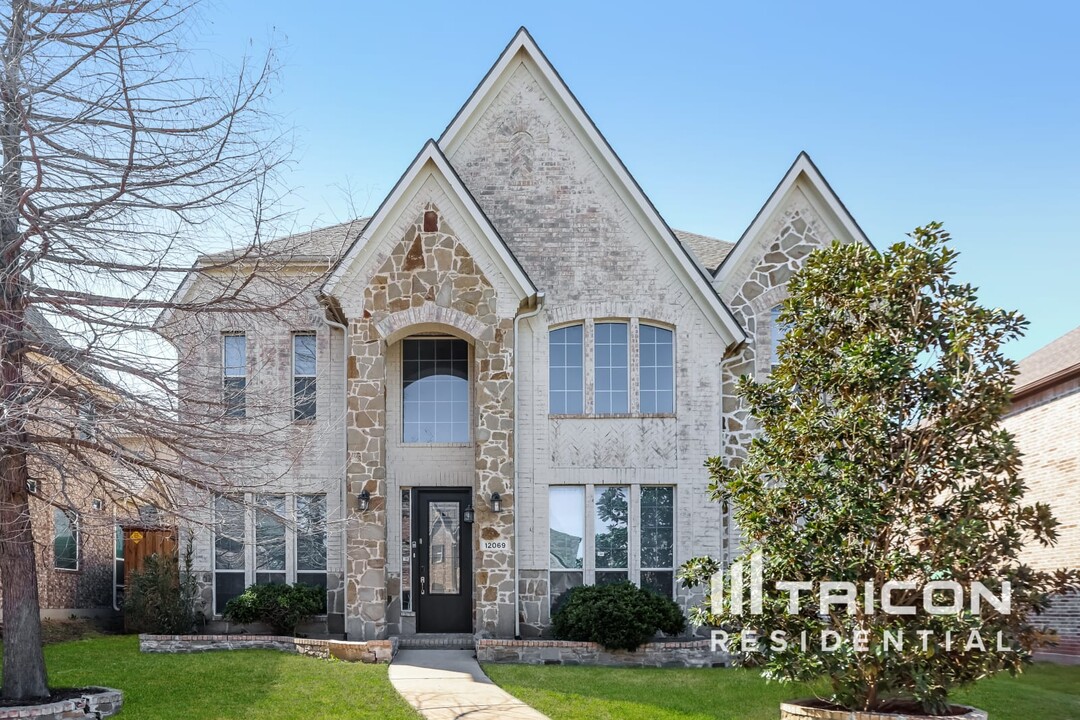 12069 Brownwood Dr in Frisco, TX - Foto de edificio