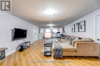 12 Bowshelm Ct in Mississauga, ON - Building Photo - Building Photo