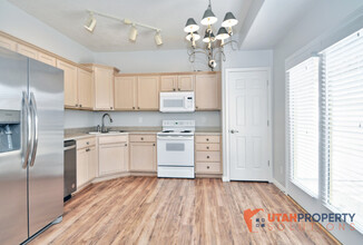 6729 Pine Landing Way in West Jordan, UT - Foto de edificio - Building Photo