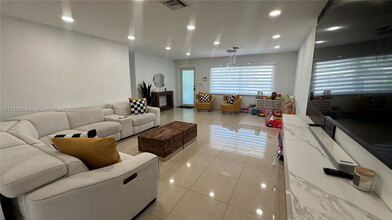 18525 NW 38th Ave in Miami Gardens, FL - Building Photo - Building Photo