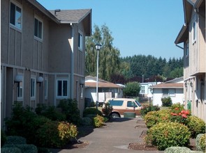 Country Pines Townhomes in McMinnville, OR - Building Photo - Building Photo