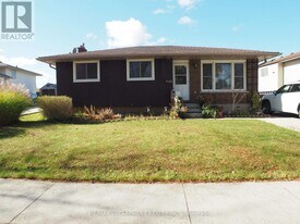 7543 Redhaven Crescent in Niagara Falls, ON - Building Photo