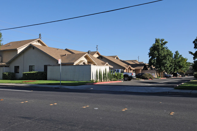 1317 A-C, 1321 A-C Claus Rd in Modesto, CA - Building Photo - Building Photo