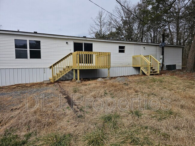 946 Harbin Rd in Dandridge, TN - Foto de edificio - Building Photo