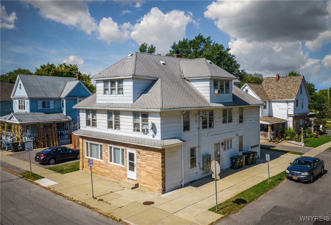 90 Laverack Ave in Lancaster, NY - Building Photo