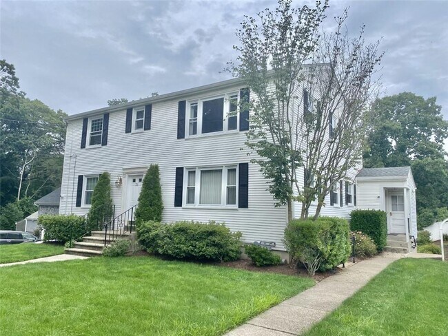 22 Laurel Ln in Lincoln, RI - Foto de edificio - Building Photo
