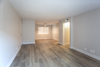 Whitsett Apartments in Studio City, CA - Building Photo - Interior Photo