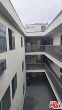 982 S New Hampshire Ave in Los Angeles, CA - Building Photo - Building Photo