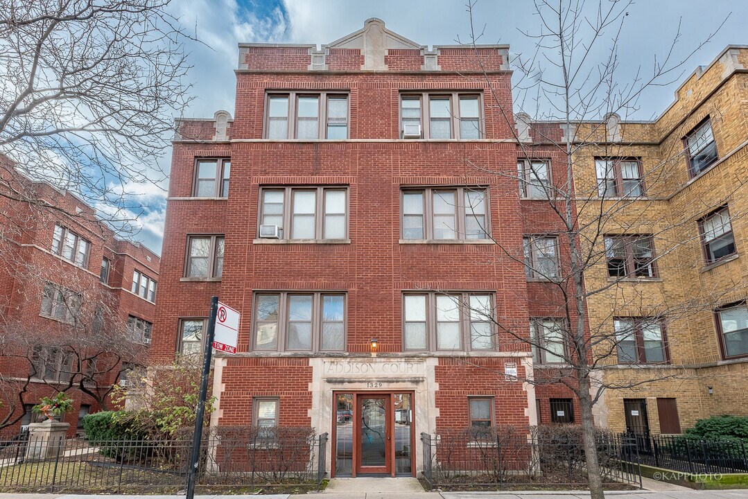 1329 W Addison St in Chicago, IL - Building Photo