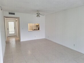 9480 Poinciana Pl, Unit 404 in Davie, FL - Building Photo - Building Photo