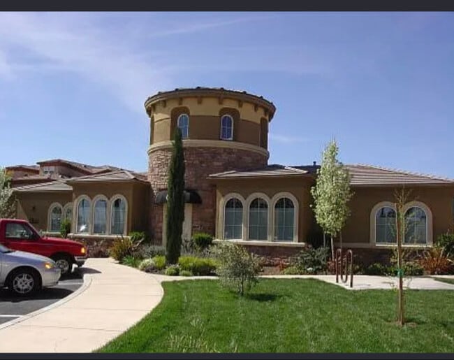 1900 Danbrook Dr in Sacramento, CA - Foto de edificio - Building Photo