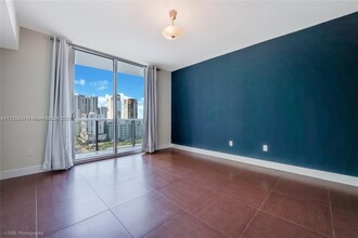 185 SW 7th St, Unit 1404 in Miami, FL - Building Photo - Building Photo