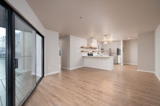 720 NW Naito Pkwy in Portland, OR - Foto de edificio - Building Photo