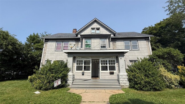 190 Wallace St in Freeport, NY - Building Photo - Building Photo
