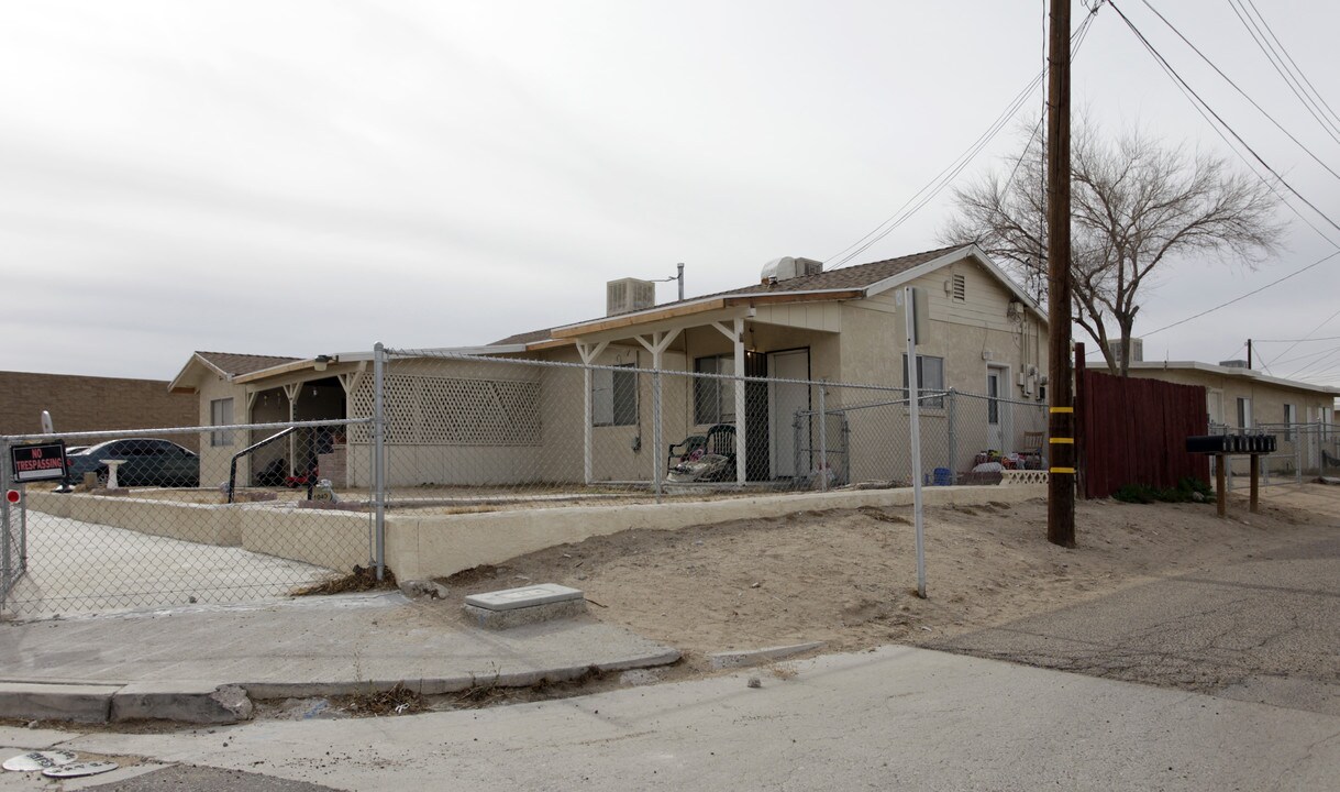 1040 Antelope Ln in Barstow, CA - Building Photo