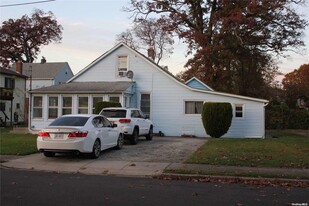 203 Hempstead Gardens Dr in West Hempstead, NY - Building Photo - Building Photo