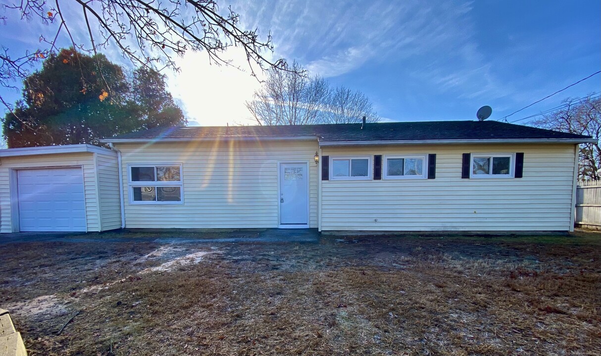 73 Greenwood Rd in Windsor Locks, CT - Building Photo