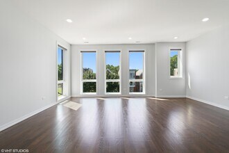 648 E Bowen Ave in Chicago, IL - Building Photo - Building Photo