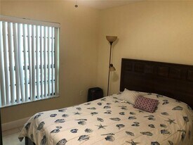 10411 N Kendall Dr in Miami, FL - Building Photo