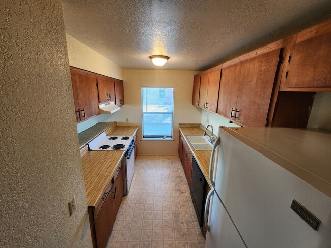 2048 Swazey St in San Luis Obispo, CA - Building Photo - Building Photo