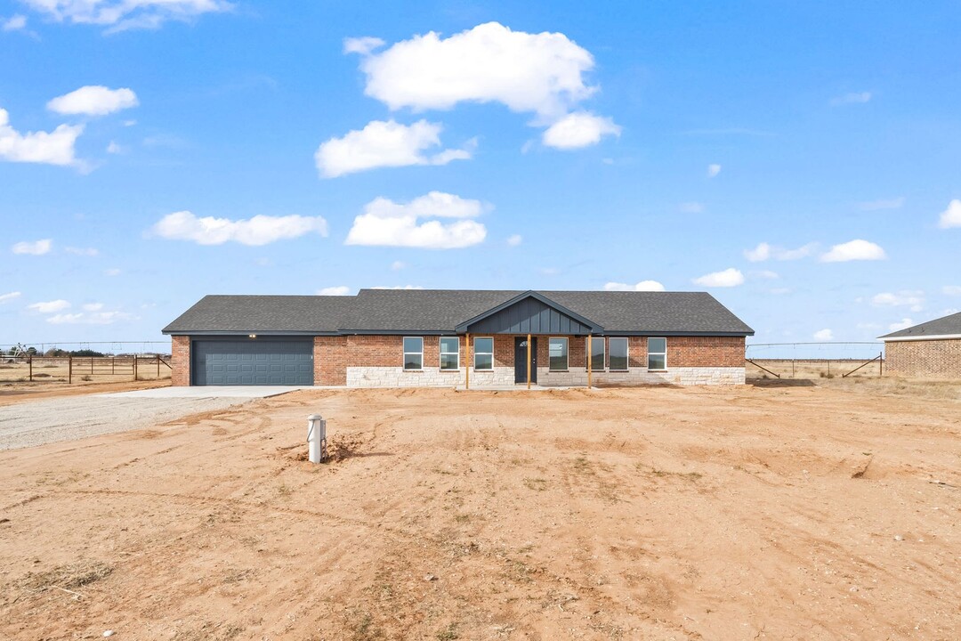 10405 N County Rd 2800 in Lubbock, TX - Building Photo