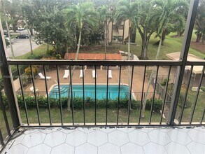 6361 N Falls Cir Dr in Lauderhill, FL - Building Photo - Building Photo
