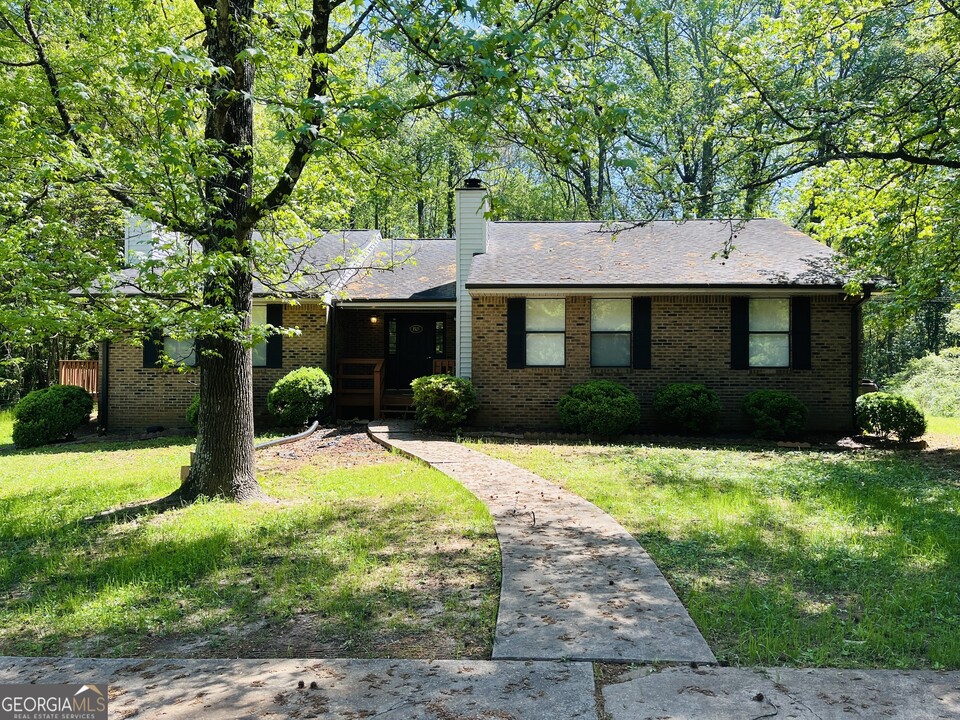 1521 Flippen Rd in Stockbridge, GA - Foto de edificio