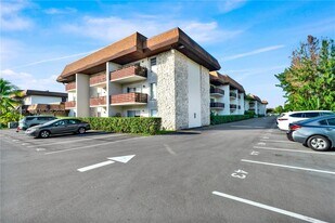 7477 SW 82nd St in Miami, FL - Building Photo