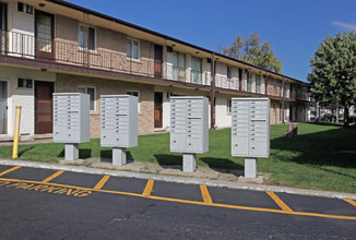 Forest Hills Apartments in Oak Forest, IL - Building Photo - Building Photo