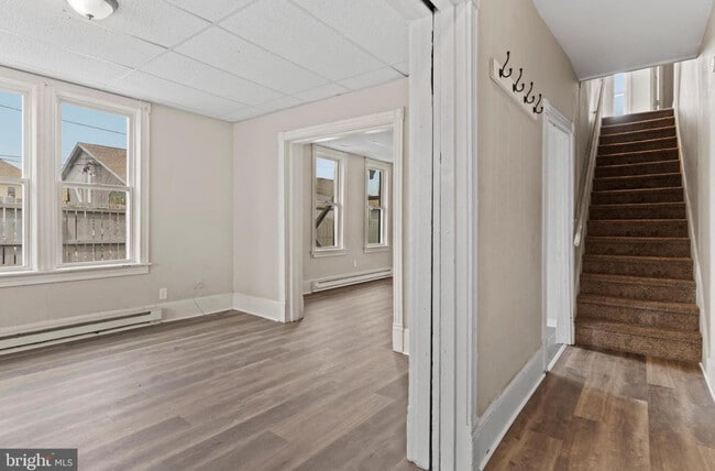 207 N Queen St, Unit Large Attic Room in Shippensburg, PA - Foto de edificio - Building Photo