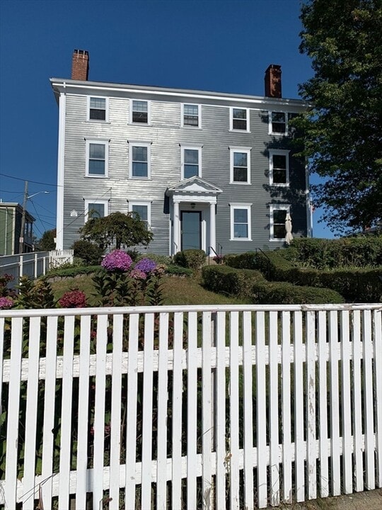 11 Hodges Ct in Salem, MA - Building Photo