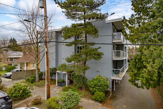 Ravenna Place Condominiums in Seattle, WA - Building Photo - Building Photo