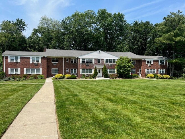 225 N Middletown Rd in Pearl River, NY - Building Photo - Building Photo