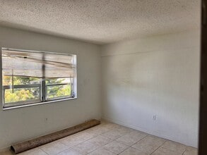 1821 NE 168th St in North Miami Beach, FL - Foto de edificio - Building Photo
