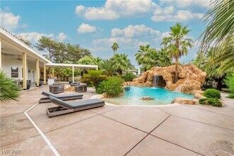 7270 Loma Alta Cir in Las Vegas, NV - Foto de edificio - Building Photo