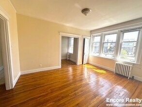 1637 Commonwealth Ave, Unit 7 in Boston, MA - Building Photo - Building Photo