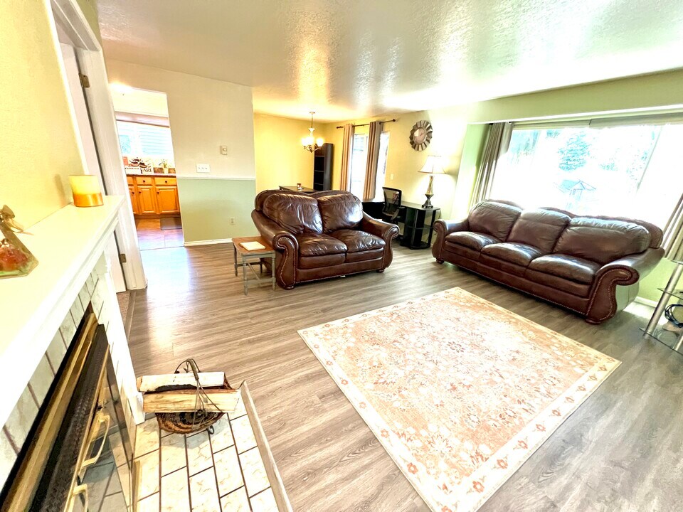 204 Mountain Park Blvd SW, Unit C 201 in Issaquah, WA - Foto de edificio