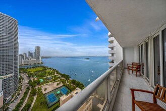 1717 N Bayshore Dr in Miami, FL - Foto de edificio - Building Photo