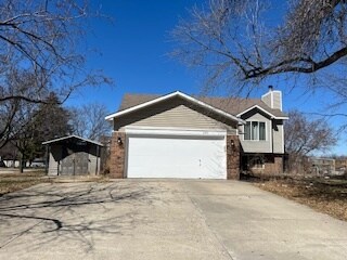 2100 Eagle Bluff Dr in Burnsville, MN - Building Photo